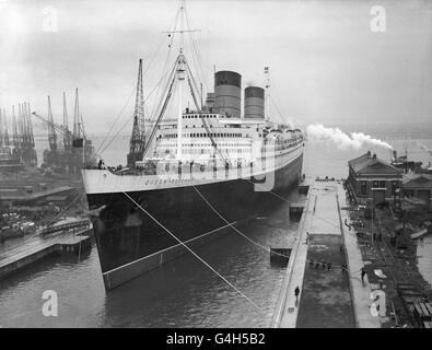 Die 85,000 Tonnen schwere „Queen Elizabeth“ in Southampton. Das riesige Schiff wird von seiner Rolle als Truppenschiff im Krieg zu seiner Rolle als Luxuskreuzfahrtschiff in der Friedenszeit umgerüstet. Stockfoto