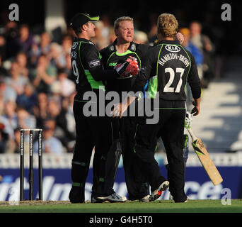 Surreys Gareth Batty (Mitte) feiert mit Steven Davies (links) und Rory Hamilton-Brown (rechts), nachdem er 47 das Wicket von Sussex's Ed Joyce übernommen hat. Stockfoto