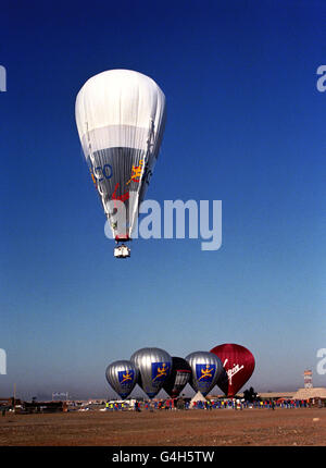 Der ICO Global Balloon von Richard Branson hebt sich langsam in den Himmel über Marrakesch und macht sich auf den Weg, die Welt zu umrunden. Stockfoto