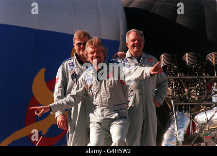 PA NEWS PHOTO 17/12/98 RICHARD BRANSON (MITTE) MIT STEVE FOSSETT (RECHTS) UND PER LINSTRAND (LINKS) BEREITEN SICH AUF IHREN WELTRUNDFLUG IM ICO GLOBAL CHALLENGER BALLON IN MARRAKESCH VOR. Stockfoto