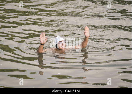 David Walliams schwimmt der Themse für Sport Relief Stockfoto
