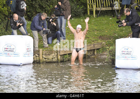 David Walliams beginnt seinen Versuch, die gesamte Themse zu schwimmen, um Geld für Sport Relief zu sammeln, in Lechlade, Gloucestershire. Stockfoto
