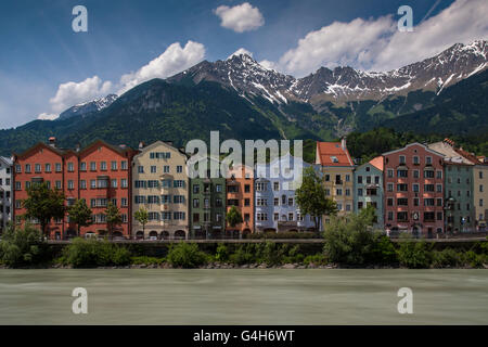 Blick auf die bunten Gebäude entlang Inn Fluss, Innsbruck, Tirol, Österreich Stockfoto