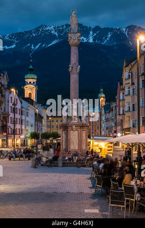 Nachtansicht des Maria-Theresien-Straße oder Maria Theresa Straße, Innsbruck, Tirol, Österreich Stockfoto