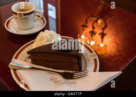 Die originale Sachertorte-Schokoladen-Torte serviert im Cafe Sacher, Innsbruck, Tirol, Österreich Stockfoto