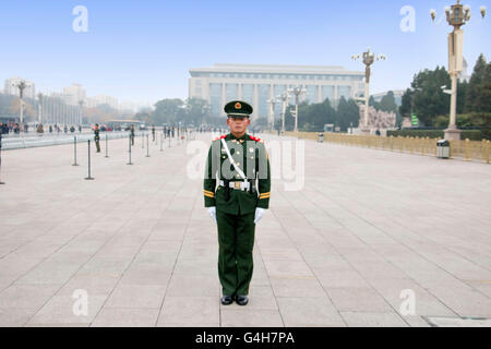 Soldat auf dem Tiananmen-Platz mit Denkmälern, die Helden des Volkes in Peking die Volksrepublik China Stockfoto
