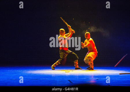 Die Legende der Kung Fu Show im Red Theatre Peking China Asien. Künstler üben Kampfkunst Stockfoto