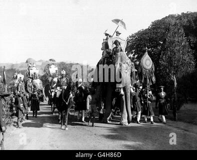 PRINCE OF WALES AUF ELEFANTEN: GWALIOR 1922 Stockfoto