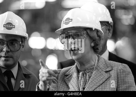 Premierministerin Margaret Thatcher in Schutzkappe und Brille in der Nissan-Autofabrik, die sie offiziell in Washington, Tyne and Wear eröffnete. Stockfoto