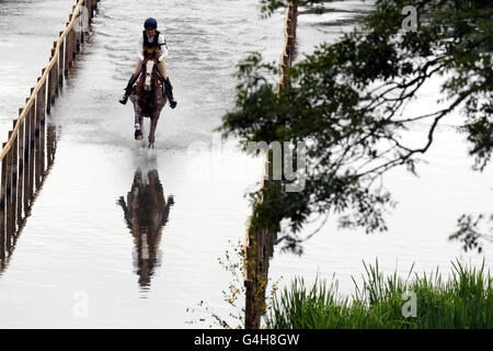 Der britische Pippa Funnel reitet Billy Landretti während der Blenheim International Horse Trials im Blenheim Palace, Oxfordshire. Stockfoto