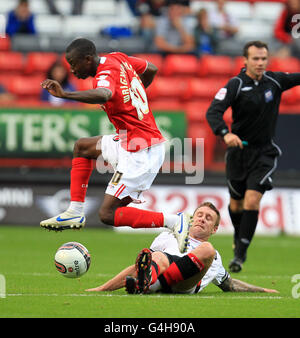 Charlton Athletic's Bradley Wright-Phillips (links) und Exeter City's David Noble konkurrieren um den Ball während des npower Football League One Matches im Valley, London. Stockfoto