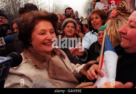 Lucia Pinochet, die Ehefrau von General Augusto Pinochet, dem ehemaligen chilenischen Diktator, trifft über 100 seiner Anhänger, nachdem sie in der Nähe seines Verstecks in Surrey mit ihnen gesprochen hat. Stockfoto