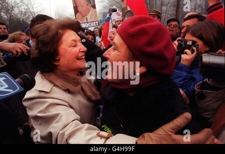 Lucia Pinochet Umarmungen Unterstützer Stockfoto