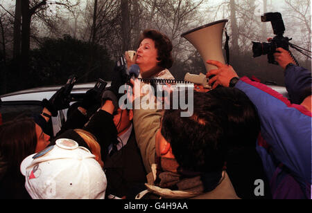 Lucia Pinochet, die Frau des ehemaligen chilenischen Diktators General Augusto Pinochet, spricht über 100 seiner Anhänger in der Nähe seines Verstecks in Surrey. Der General kämpft derzeit gegen ein Gerichtsverfahren der spanischen Behörden, um seine Auslieferung zu ersuchen. Stockfoto
