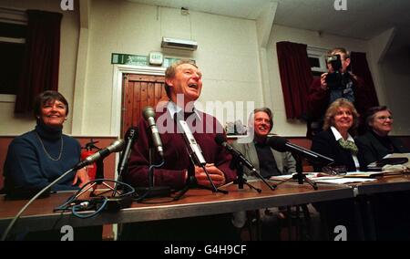 Paddy Ashdown mit seiner Frau Jane im Dorfhaus seines Heimatdorfes Norton-sub-Hamdon am Tag nach seiner Ankündigung, dass er sich als Vorsitzender der Liberaldemokratischen Partei absetzen soll. Stockfoto