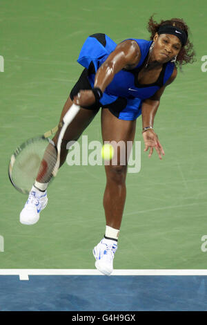 Tennis - 2011 US Open - Tag dreizehn - Flushing Meadows. Die US-Amerikanerin Serena Williams im Kampf gegen die Dänin Caroline Wozniacki am dreizehnten Tag der US Open in Flushing Meadows, New York, USA. Stockfoto