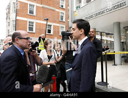 Der Vorsitzende der Labour Party Ed Miliband spricht nach seiner Rede auf dem TUC-Kongress im Londoner Kongresshaus zu den Medien. Stockfoto