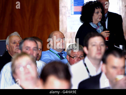 RMT-Gewerkschaftsführer Bob Crow (Mitte links) hört zu, wie der Vorsitzende der Labour Party Ed Miliband (nicht abgebildet) die Delegierten auf dem TUC-Kongress im Londoner Kongresshaus anspricht. Stockfoto