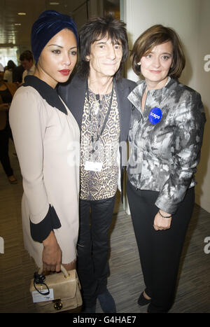 (Von links nach rechts) Ana Araujo, Ronnie Wood und Cherie Blair auf der Trading Floor während des 7. Jährlichen Charity Trading Day des BGC Partners, am Churchill Place in Canary Wharf, Ost-London. Stockfoto