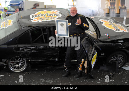 Hollywood-Stuntman Rocky Taylor, 64, nachdem er in der O2 Arena in Greenwich, London, den Guinness-Weltrekord für die „größte zerbrechliche Glasstruktur, die von einem Auto zerschlagen wurde“ gebrochen hatte. Stockfoto