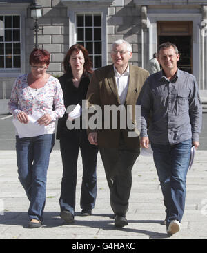 (Von links nach rechts) TDS Joan Collins, Clare Daly, Joe Higgins und Richard Boyd Barrett von der United Left Alliance kommen, um mit der Presse zu sprechen, während sie sich treffen, um die neue Dail-Amtszeit im Leinster House, Dublin, zu besprechen. Stockfoto