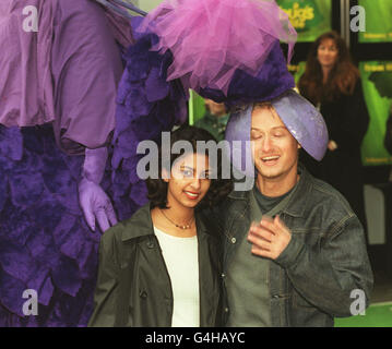 Die Blue Peter-Moderatoren Konnie Huq und Stuart Miles besuchen die Premiere von Walt Disneys „A Bug's Life“ im Odeon, Kensington in London. Stockfoto