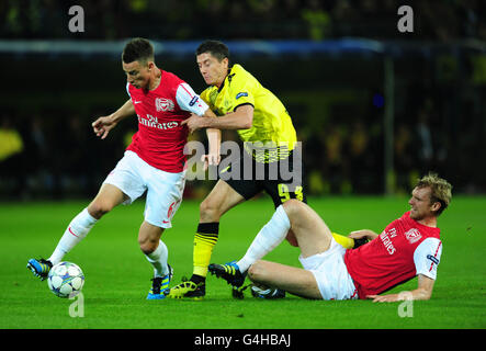 Fußball - UEFA Champions League - Gruppe F - Borussia Dortmund / Arsenal - Signal Iduna Park. Per Mertesacker (rechts) von Arsenal und Laurent Koscielny verhindern gemeinsam Robert Lewandowski von Borussia Dortmund Stockfoto