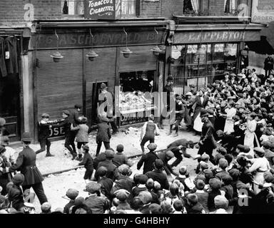 Antideutsche Demonstrationen in der Chrisp Street, Poplar, London als Reaktion auf den Untergang des Liners 'RMS Lusitania' durch ein deutsches U-Boot am 7. Mai. Stockfoto