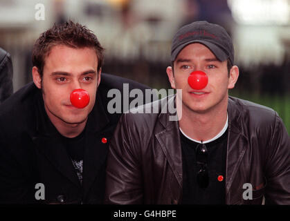 TV-Moderator Jamie Theakston und Boyzone-Mitglied Steven Gately im Leicester Square, London, um bei der Einführung des Comic Relief Appells 1999 mitzuhelfen. Die neue Nase (abgebildet), die beim Quietschen quietscht, ist landesweit erhältlich und kostet 1 Pfund mit 70p an Comic Relief. Stockfoto