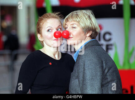 Ex-Spice Girl Geri Halliwell und Victoria Wood in Leicester Square, London, um den Comic Relief Appell 1999 zu starten. Die neue Nase (abgebildet), die beim Quietschen quietscht, ist landesweit erhältlich und kostet 1 Pfund mit 70p geht an Comic Relief. Stockfoto