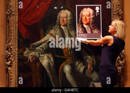 Maddie Gibson von der National Portrait Gallery in London umrahmt eine riesige George II Briefmarke mit ihrem entsprechenden Porträt aus der Royal Mail's House of Hanover Briefmarkenausgabe - das neueste ihrer Kings & Queens Serie. Stockfoto