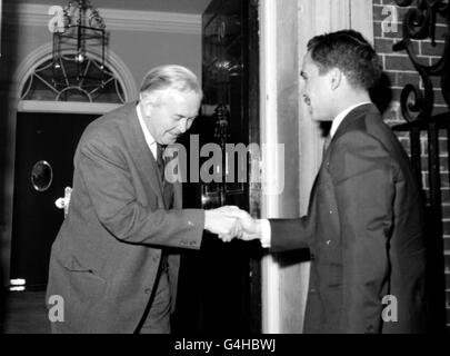 Der britische Premierminister Harold Wilson begrüßt König Hussein von Jordanien in der Downing Street 10 in London. * 05/02/1999 Ein schwer kranker König Hussein soll heute Morgen (Freitag) nach einer erfolglosen Knochenmarkstransplantation in einem US-Krankenhaus in seiner Heimat eintreffen. In Begleitung seiner Frau und seiner Familie reiste der König nur 10 Tage nach seinem abrupten Flug in die Vereinigten Staaten nach Hause, um sich um einen Rückfall von Lymphkrebs zu kümmern. Stockfoto