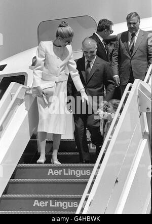 König Hussein von Jordanien, seine Frau Königin Noor und ihre zweijährige Tochter Prinzessin Iman machen sich bei der Ankunft am Flughafen Heathrow auf den Weg, nachdem sie ihre Reise nach Amerika abgekürzt haben. Der König war in London, um die medizinischen Tests fortzusetzen. * Ein Sprecher bestreitet Berichte über einen Putschversuch. *5/2/99: Schwer erkrankter König Hussein, der nach einer erfolglosen Knochenmarkstransplantation in einem US-Krankenhaus in Jordanien eintreffen soll. Stockfoto