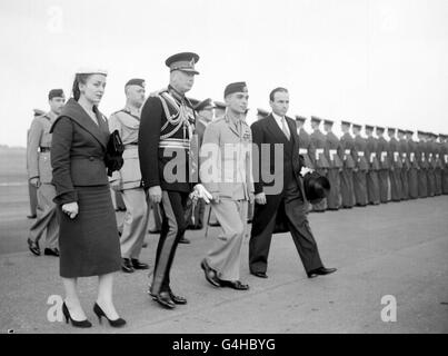 König Hussein von Jordanien (vorne, 2. Rechts) und seine Frau Königin Dina mit dem Herzog von Gloucester am Flughafen Northolt. Das Paar war im Rahmen ihrer Flitterwochen-Tour in Großbritannien. Stockfoto