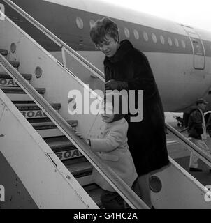 Prinzessin Muna, die in Großbritannien geborene Ehefrau von König Hussein von Jordanien, führt ihren Sohn Prinz Abdullah. (4) die Stufen zu ihrem Flugzeug hinauf, als sie den Flughafen Heathrow verlassen, um nach der Tonsillen-Operation des Prinzen in einem Londoner Krankenhaus nach Hause zurückzukehren. Stockfoto