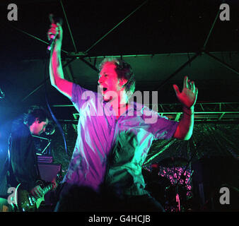 Tony Wright, Leadsänger bei Terrorvision, auf der Bühne während des Konzerts der Band an der Oxford Brookes University. Stockfoto