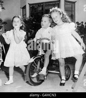Von links nach rechts Liza Minelli, Tochter der Filmschauspielerin Judy Garland und des Regisseurs Vincent Minelli, und John und Lola Rubenstein, Kinder des berühmten Konzertpianisten Arthur Rubenstein. Stockfoto