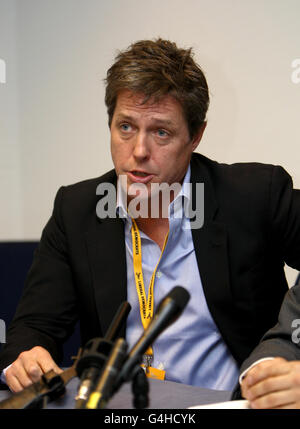 Schauspieler Hugh Grant bei einem von Hacked Off während der heutigen Sitzung der liberal-demokratischen Jahreskonferenz im ICC in Birmingham organisierten Treffen. Stockfoto