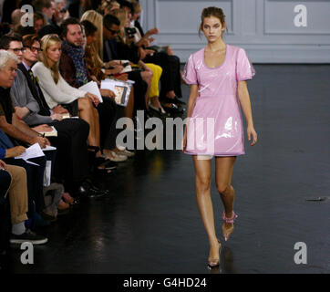 Ein Modell auf dem Laufsteg während der Richard Nicoll Catwalk Show in Haymarket, London, im Rahmen der London Fashion Week, London. Stockfoto