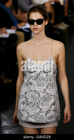 Ein Modell auf dem Laufsteg während der Richard Nicoll Catwalk Show in Haymarket, London, im Rahmen der London Fashion Week, London. Stockfoto