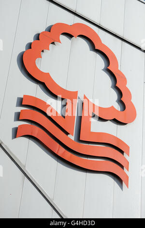 Fußball - npower Football League Championship - Nottingham Forest / Derby County - City Ground. Allgemeine Ansicht des Nottingham Forest Club-Emblems auf der Seite des Trent End-Standes am Stadtgelände Stockfoto