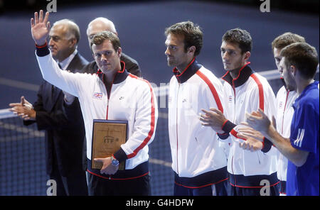 (Von links nach rechts) die Briten Lean Smith, Ross Hutchins, James ward, Andy Murray und Colin Fleming erhalten eine Plakette, nachdem sie Ungarn während des Davis-Cup-Spiels in der Braehead Arena in Glasgow besiegt haben. Stockfoto