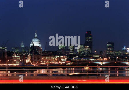 Nachtszenen von Londons Wahrzeichen und Lichtern. Ein Blick auf die Themse mit St. Pauls Catheral auf der linken Seite und das NatWest Building auf der rechten Seite. Stockfoto