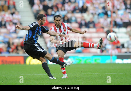 Marc Wilson (links) von Stoke City und Ahmed Elmohamady von Sunderland kämpfen während des Barclays Premier League-Spiels im Stadium of Light, Sunderland, um den Ball. Stockfoto