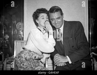 PA NEWS PHOTO 7/8/47 HOLLYWOOD-FILMSCHAUSPIELER CARY GRANT UND SCHAUSPIELERIN MARY STONE BEI EINEM EMPFANG IM DORCHESTER HOTEL, LONDON Stockfoto