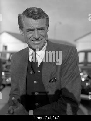 Hollywood-Filmschauspieler Cary Grant. Er ist von New York aus am Flughafen London angekommen, um mit der Schauspielerin Ingrid Bergman in seinem ersten Film in Großbritannien zu drehen, der „Kind Sir“ genannt wird. Stockfoto