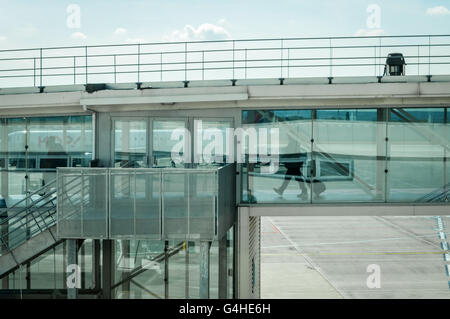 Passagiere auf der Bordkarte Brücke am Flughafen CDG in Paris - Frankreich (blauer Farbe kommt aus dem Glas) Stockfoto