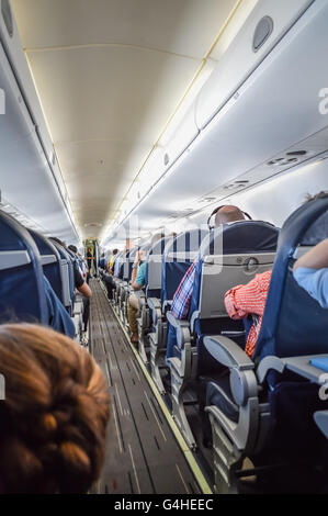 Flugzeug in Kabine mit Passagieren, Passagiere an Bord Stockfoto