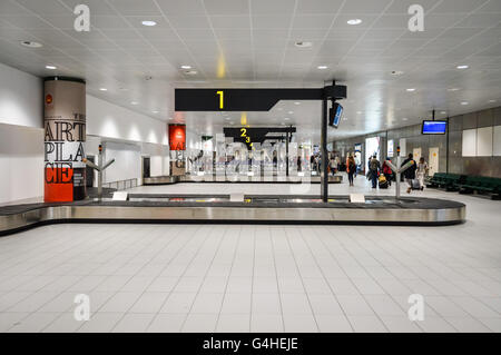 Gepäck Gürtel Zeile im Ankunftsbereich des Flughafen Guglielmo Marconi in Bologna, Italien Stockfoto