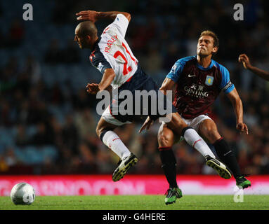 Stiliyan Petrov von Aston Villa fouls Bolton Wanderers' Darren Pratley (links) während des Carling Cup-Spiels in der dritten Runde im Villa Park, Birmingham. Stockfoto